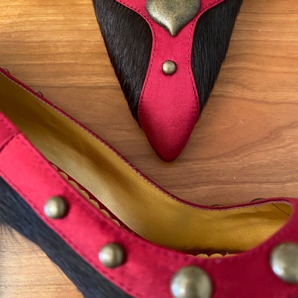 Black leather (“pony hair”) pointy toed high heeled pumps Size 7.5M. - Picture 6 of 11